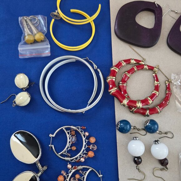 Lot of Pierced Earrings - Picture 2 of 3